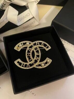 Chanel CC Logo Brooch Gold Tone Pearl Classic Elegant Pin